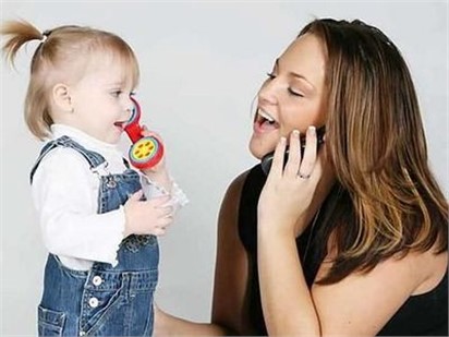 娃總愛“搶話”？別急著制止！這是語(yǔ)言爆發(fā)期的信號(hào)～